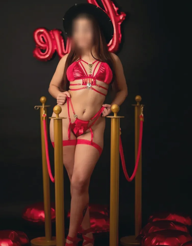 Amira, 21
