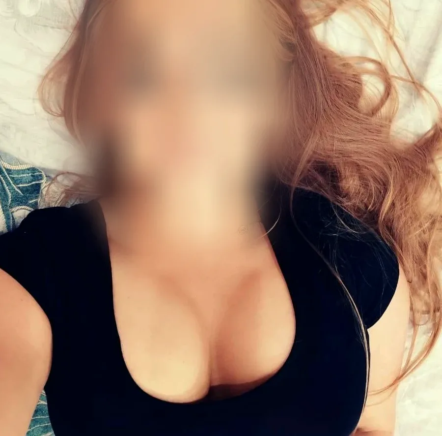 Ella, 32